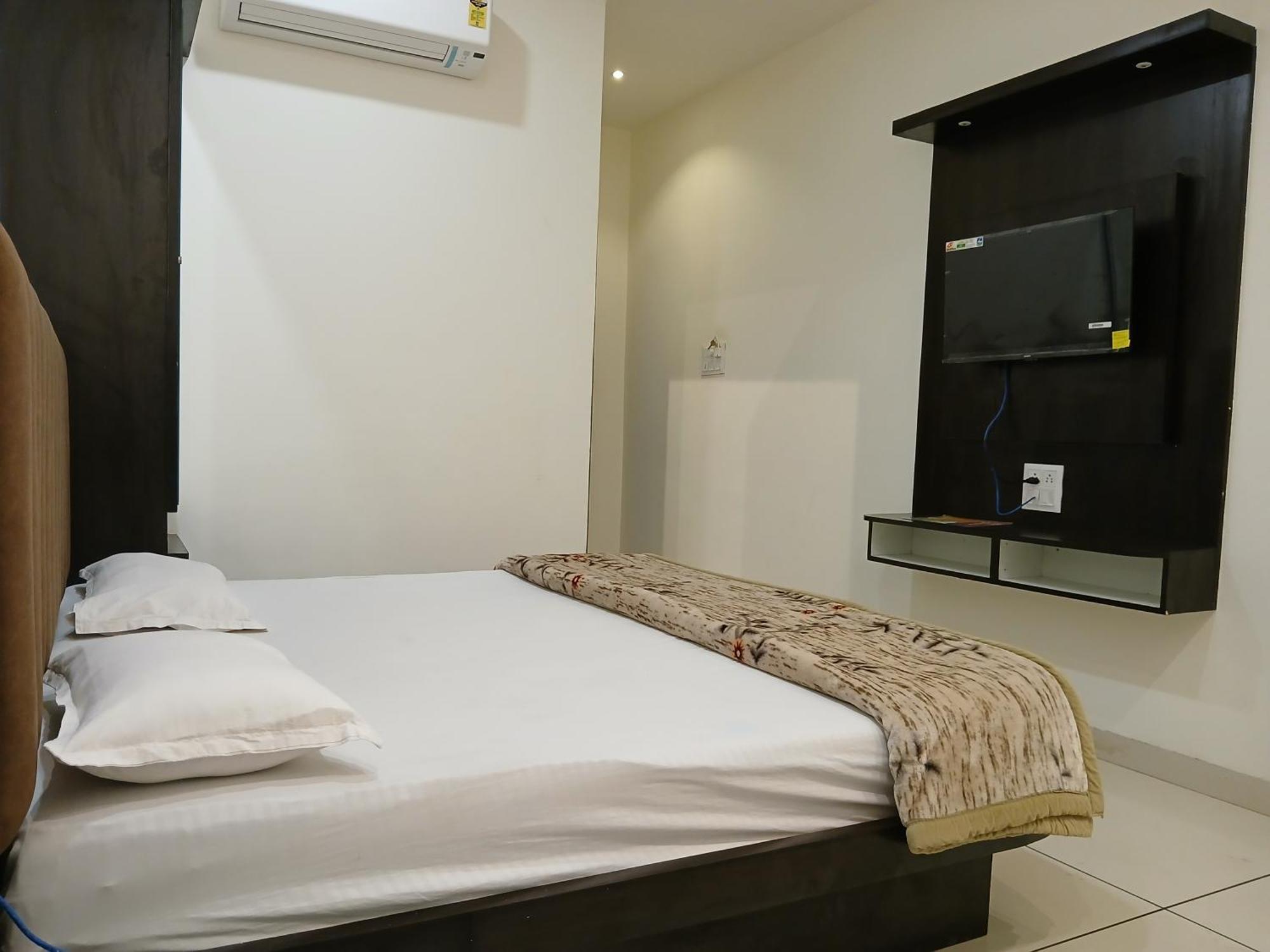 אויאיין Hotel Jyoti Shree מראה חיצוני תמונה